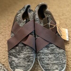 New Earth Spirit Women’s Knit. The shoes are gray with brown elastic straps.